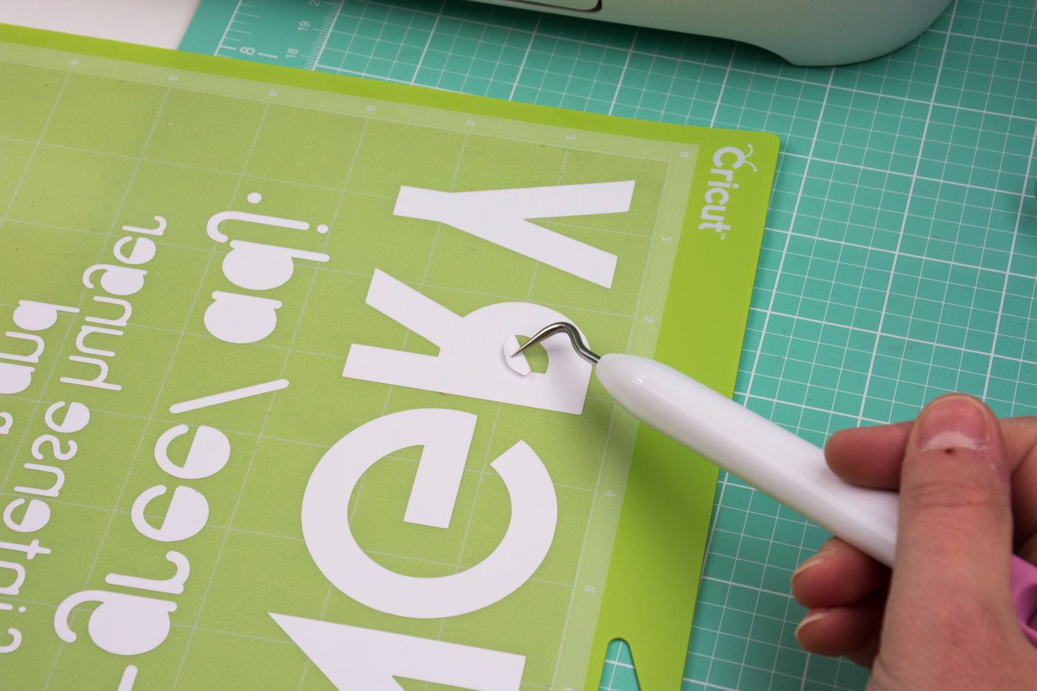 How to Make Vinyl Decals with Cricut Explore Air 2 - Creative Housewives